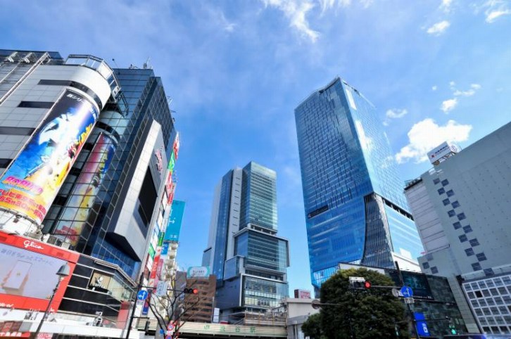2021年8月、株式会社ディー・エヌ・エーは、渋谷ヒカリエ（写真中央）から本社をWeWork渋谷スクランブルスクエア（写真中央右）に移転する