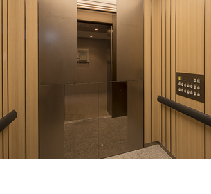 Elevator with a maximum capacity of 17 people, with exclusive access