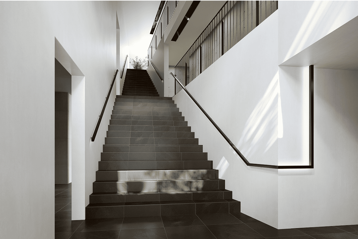 三層吹き抜け、光と風の大階段。空がいざなう「未来への道」。