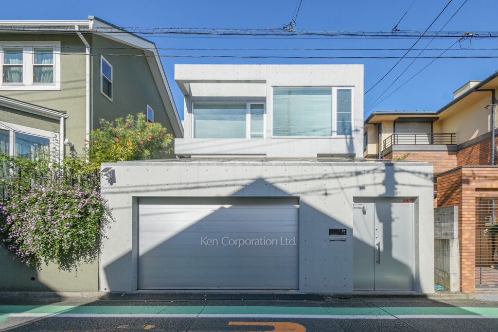 赤堤デザインハウス 屋内ガレージ3台分の家 Kenの高級マンション情報