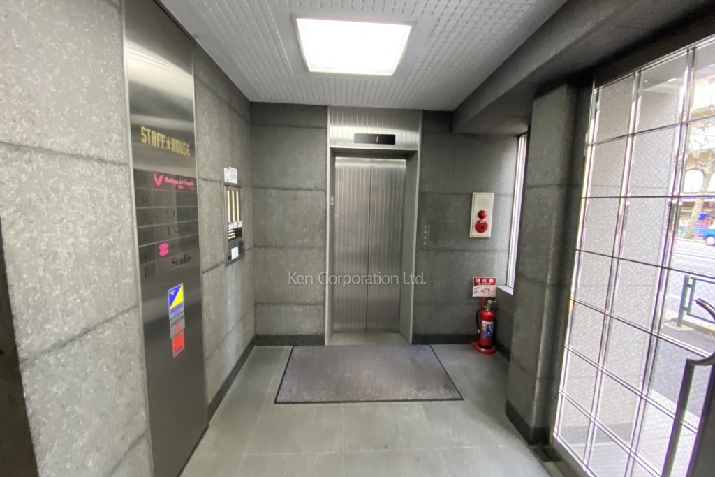 スタッフハウスビル