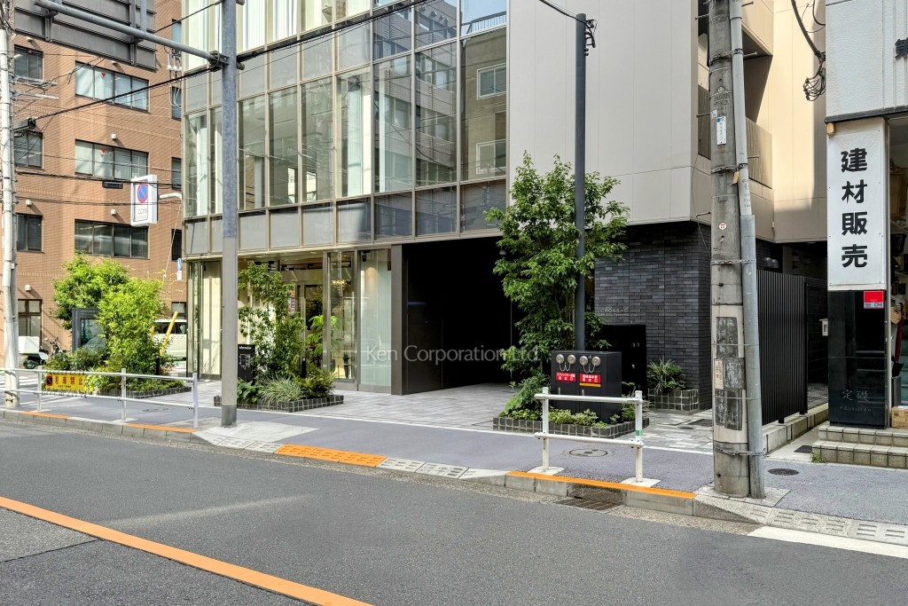 クロスシー新宿御苑前ビル