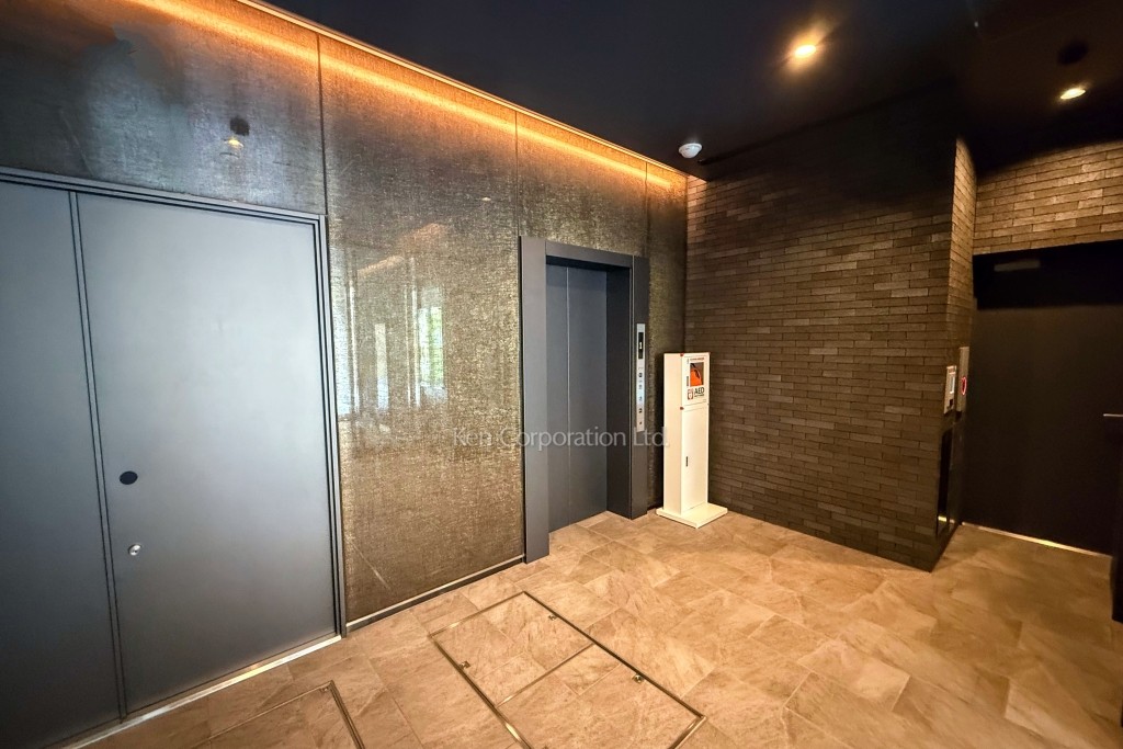 クロスシー新宿御苑前ビル