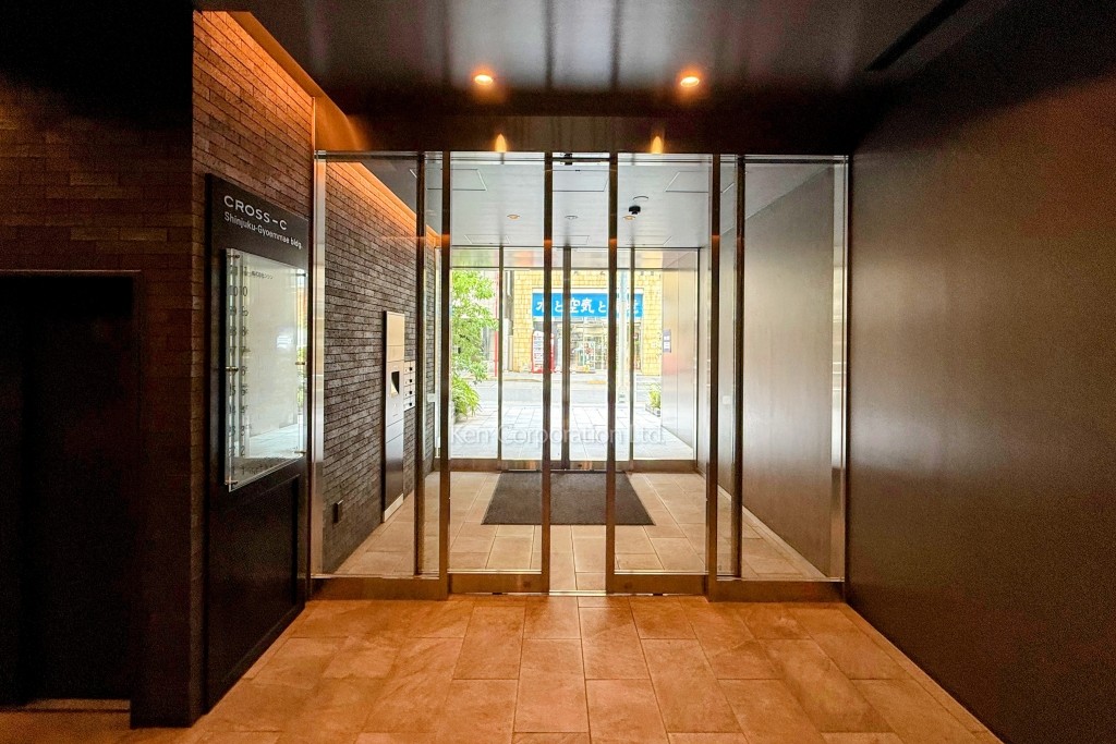 クロスシー新宿御苑前ビル