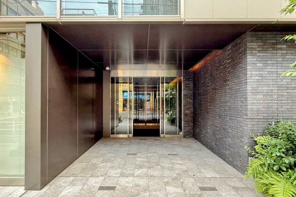 クロスシー新宿御苑前ビル