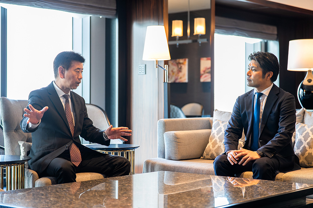 ヒルトン横浜 総支配人 木村 卓也氏<br />(右)株式会社ケン・コーポレーション 横浜支店 部長/支店長 黒岩 弘幸氏