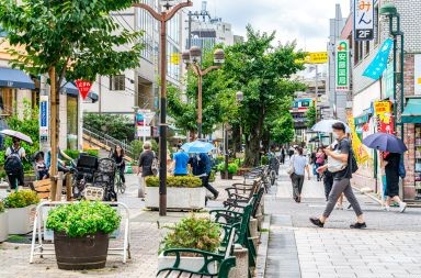 おしゃれな街並みの賑わい